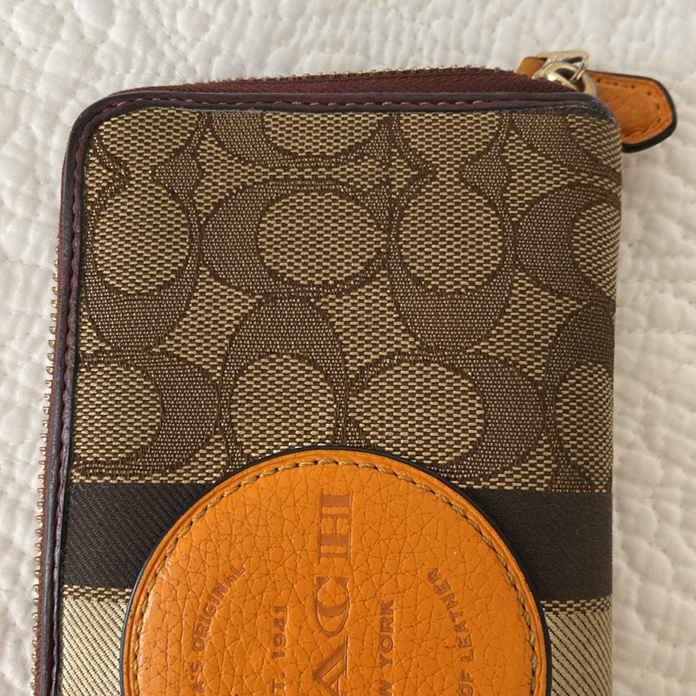 Coach Signature Jacquard With Stripe Accordion Zip Wallet — America’s Original - Picture 16 of 17